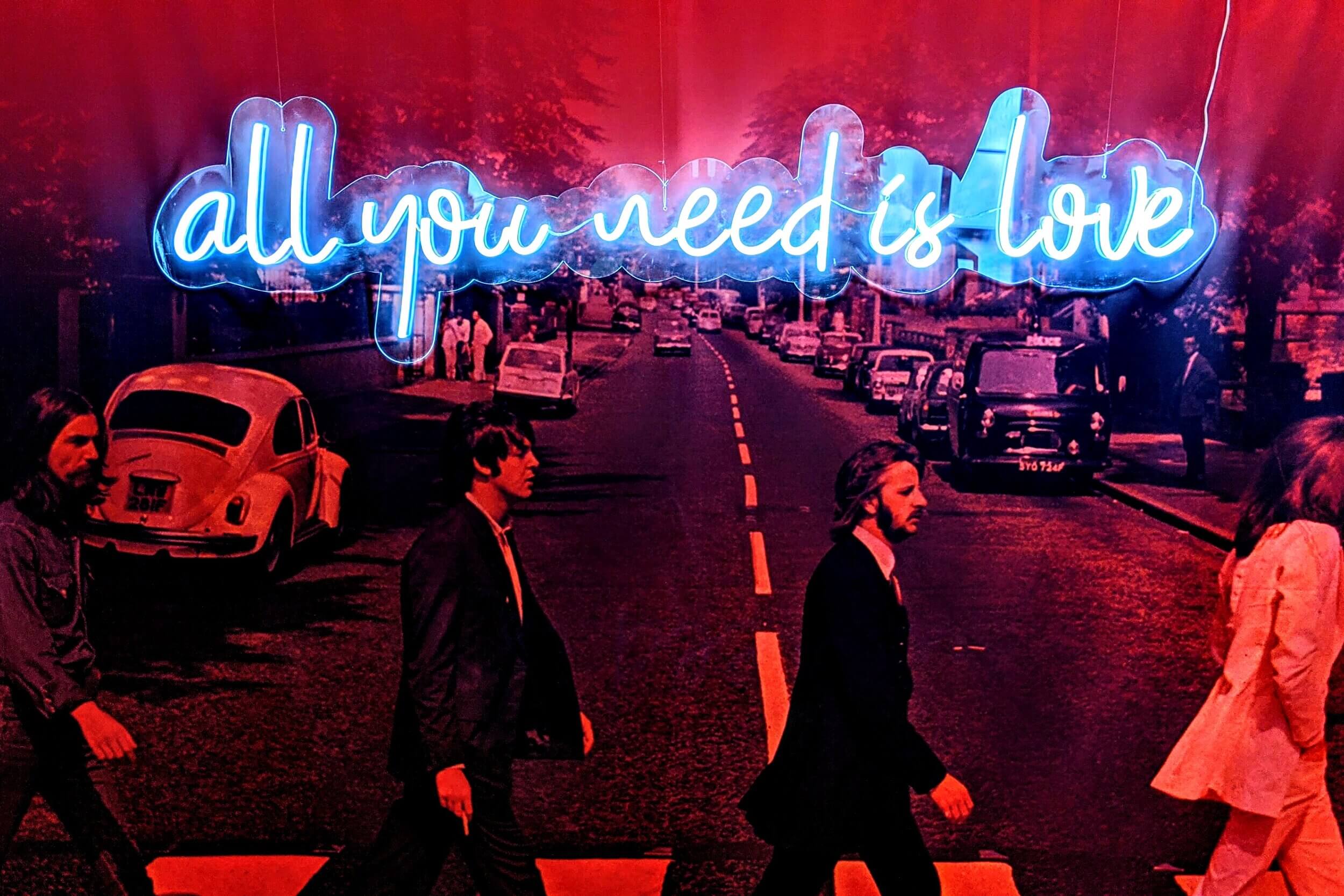 neoninis LED ženklas All you need is love
